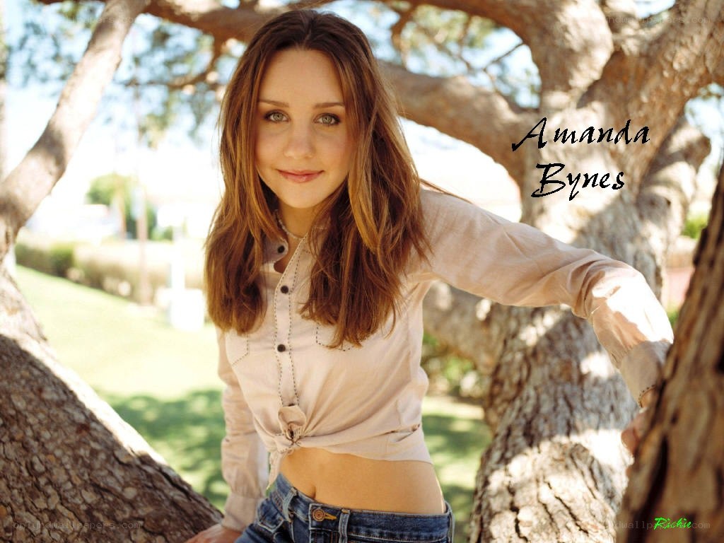 Amanda Bynes in a park