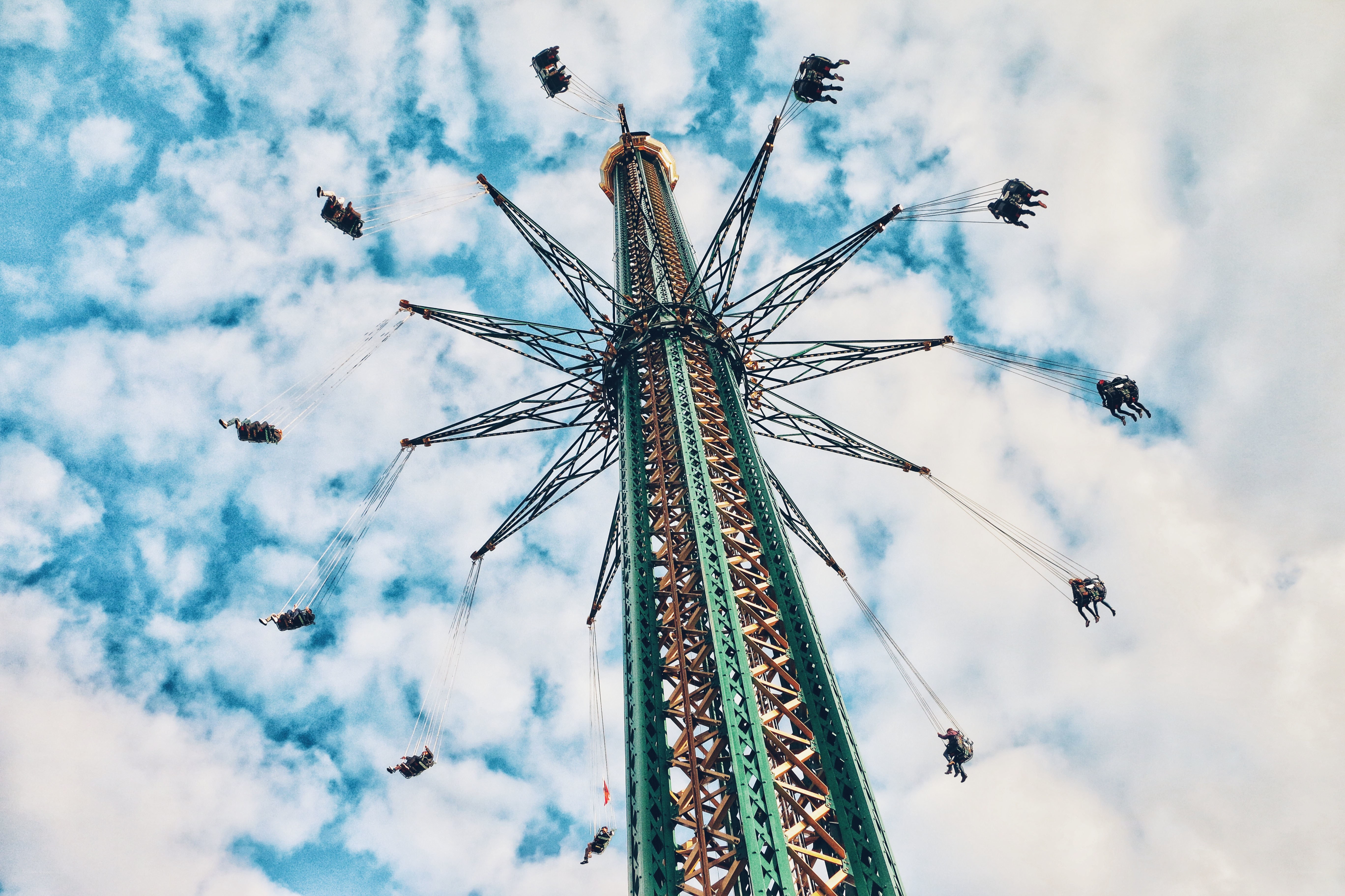 Amusement park swing ride