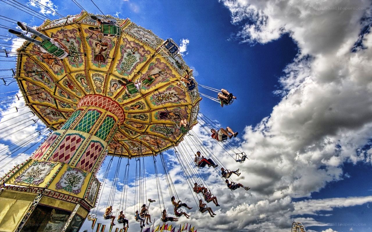 Amusement park swing ride