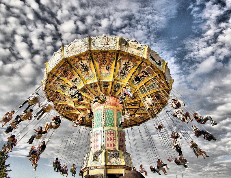 Amusement park swing ride