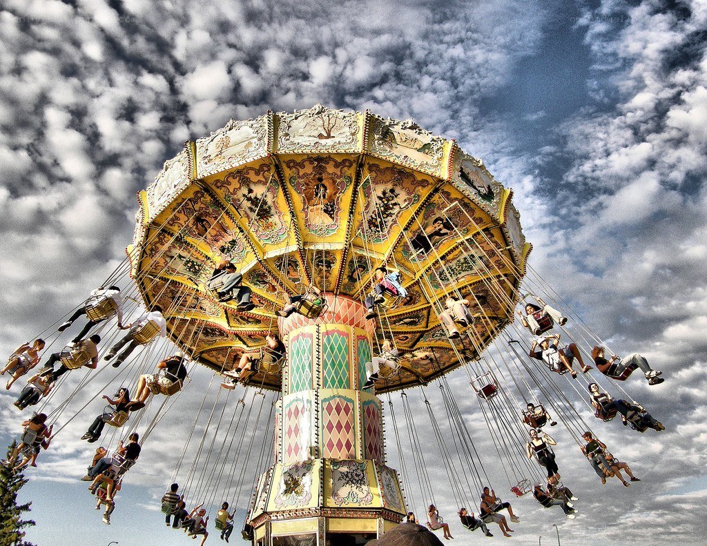 Amusement park swing ride