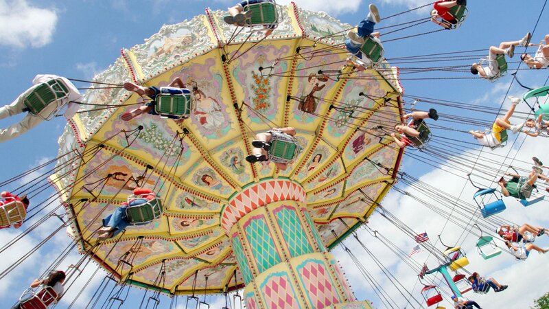 Amusement park swing ride