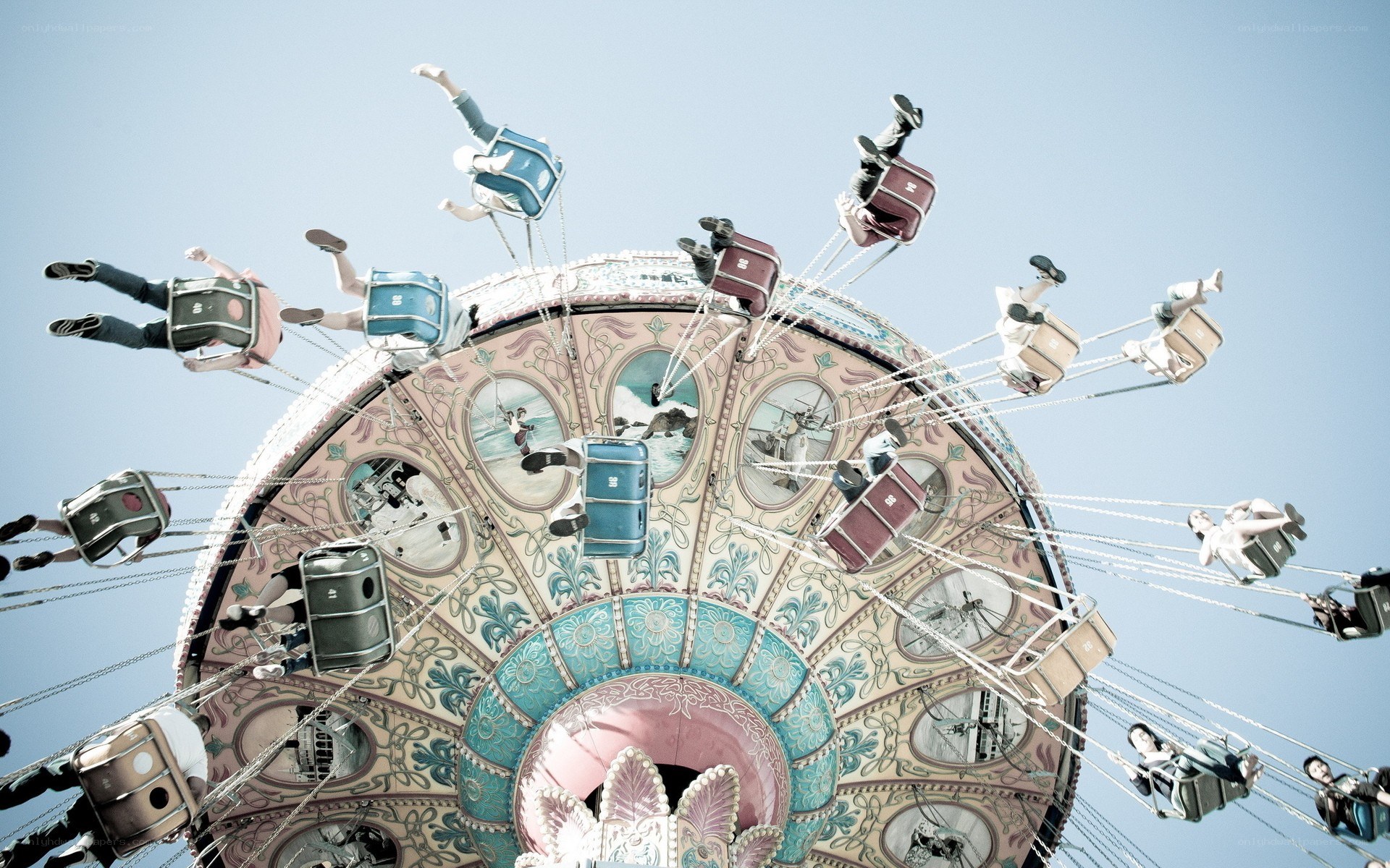 Amusement park swing ride