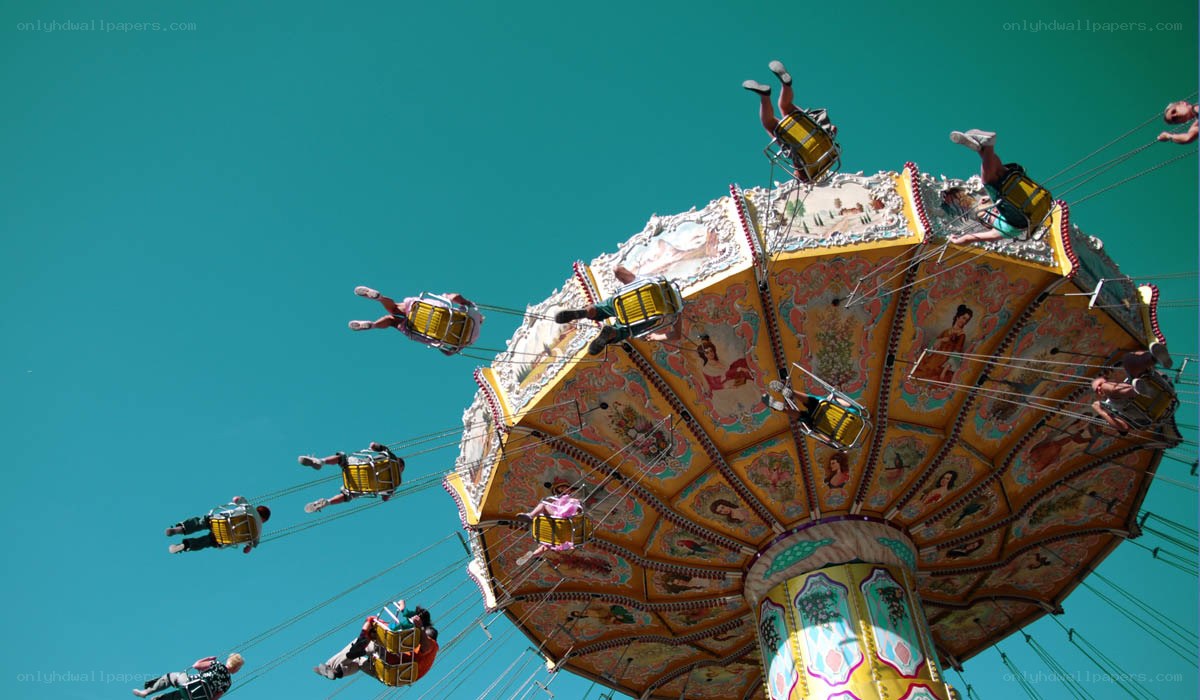 Amusement park swing ride