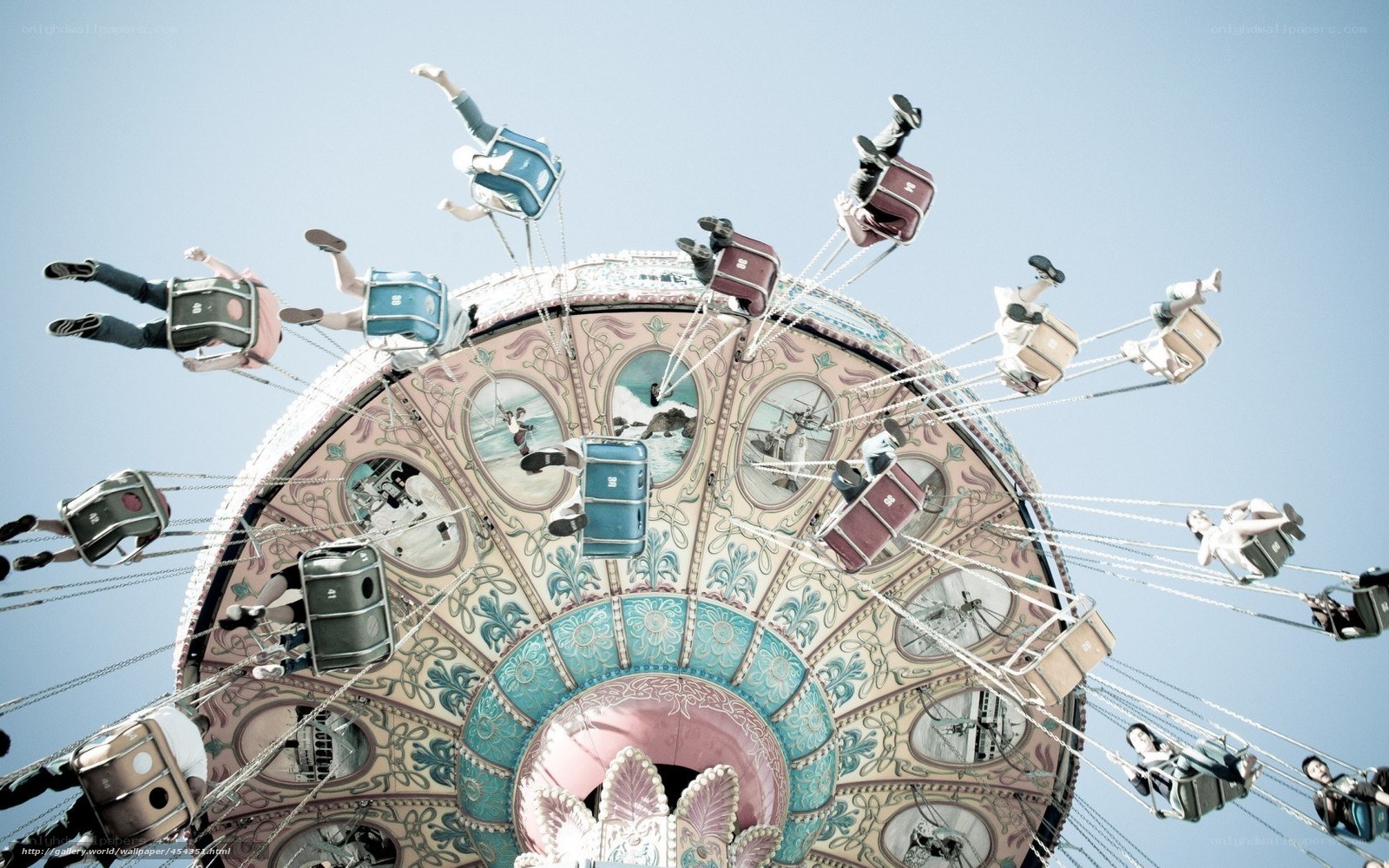Amusement park swing ride