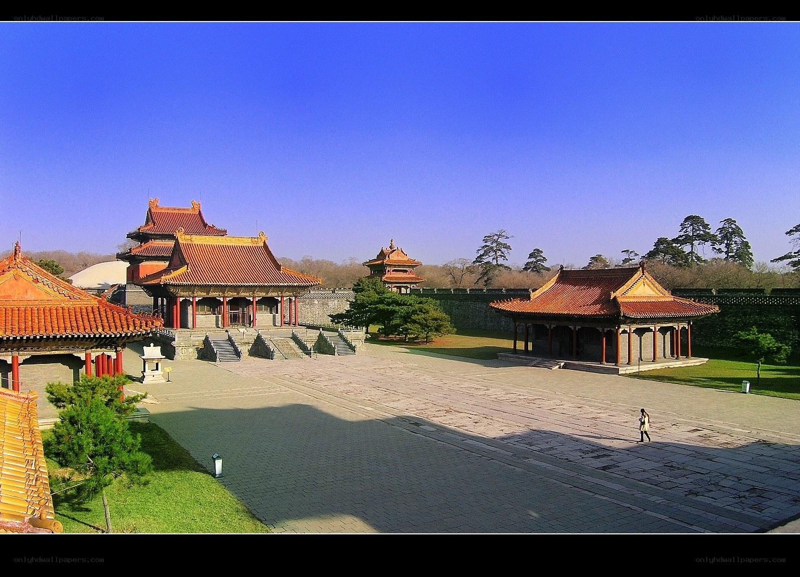 ancient chinese palace courtyard
