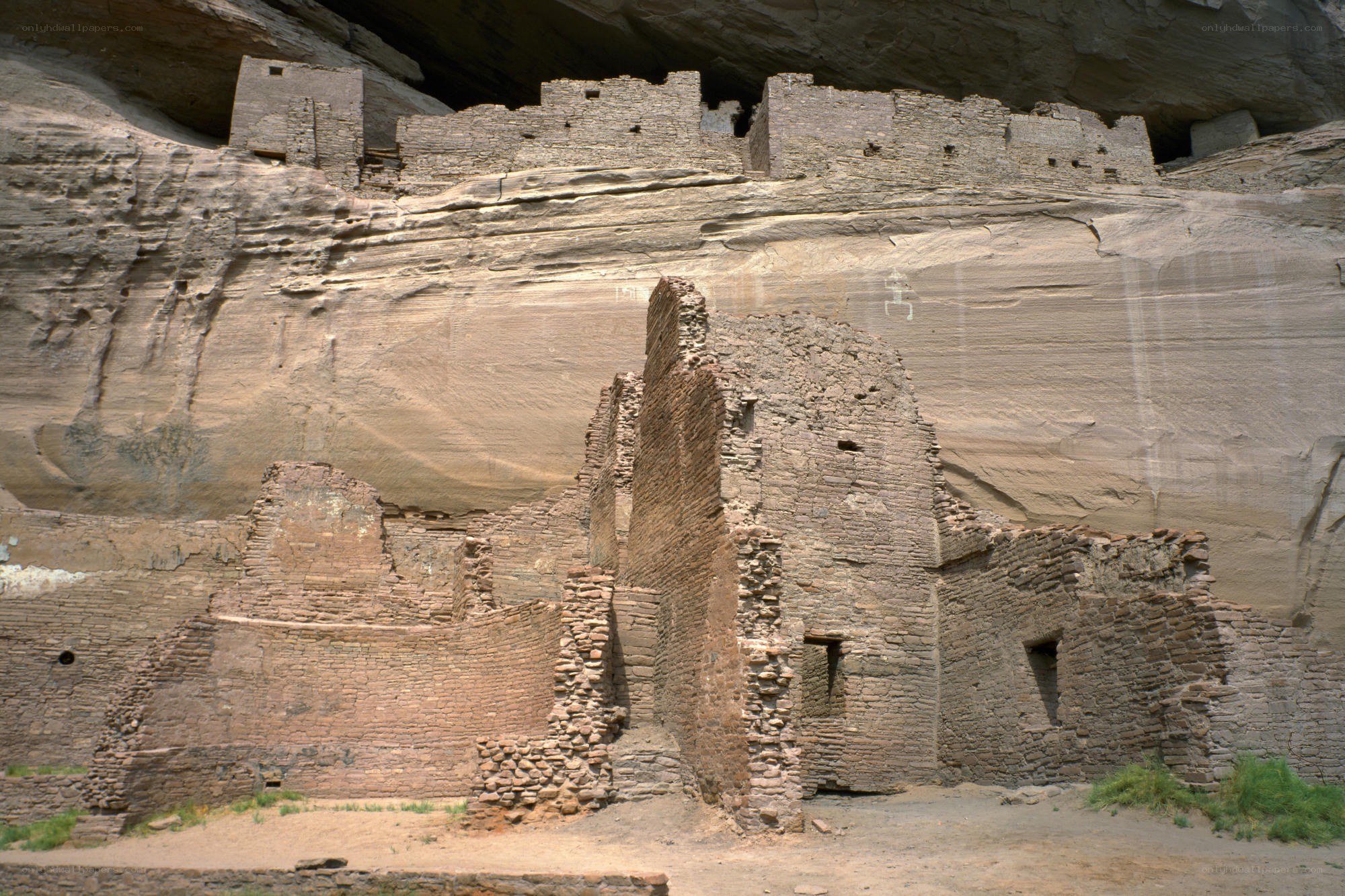 Ancient cliff dwelling ruins