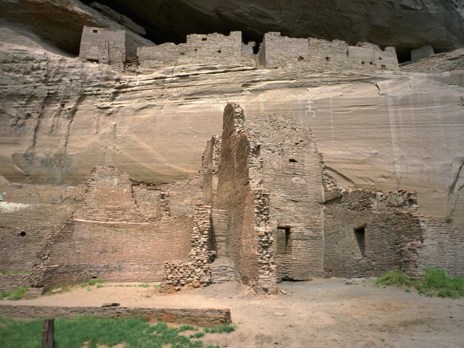 Ancient cliff dwelling ruins