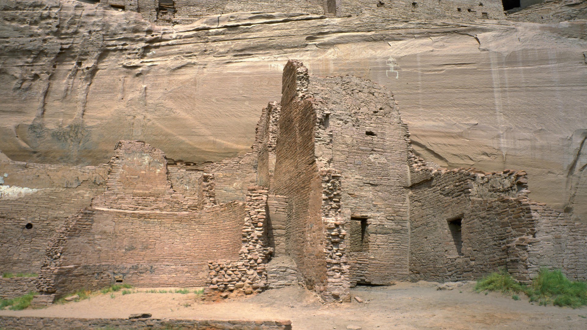 ancient cliff dwelling ruins