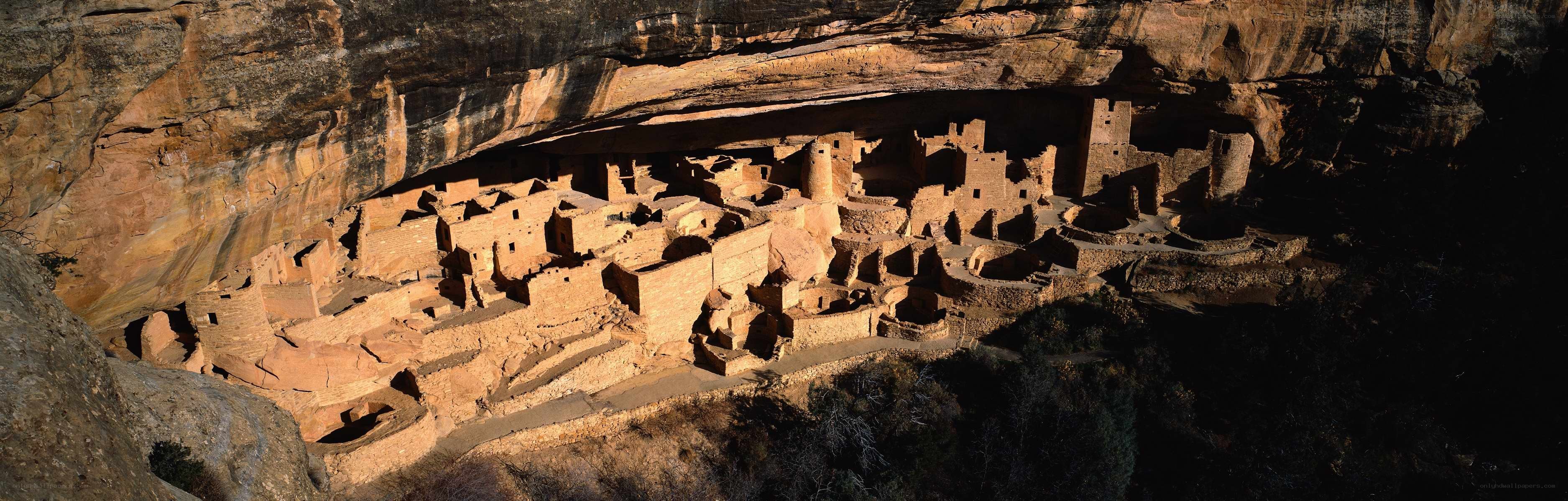 Ancient cliff dwelling ruins