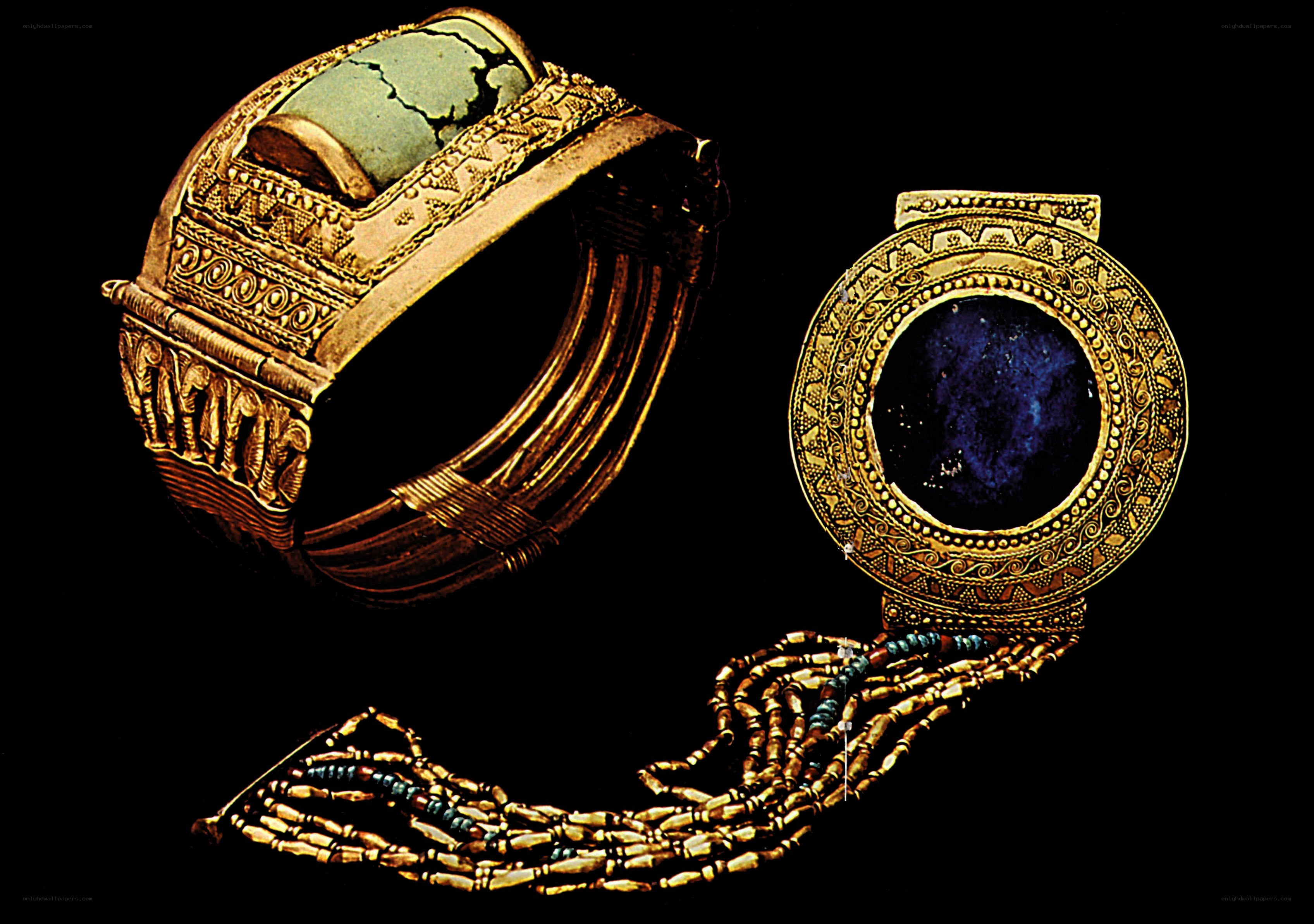 Ancient Egyptian gold jewelry