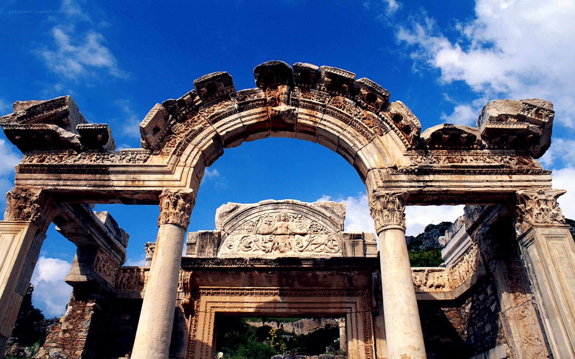 ancient roman arch ruins
