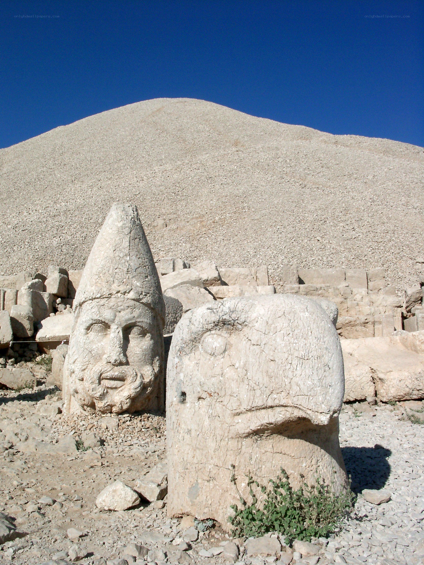 ancient stone heads at nemrut