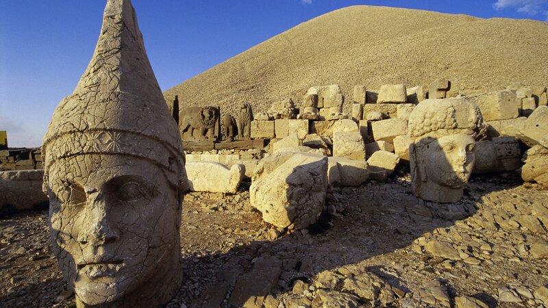 ancient stone heads at nemrut