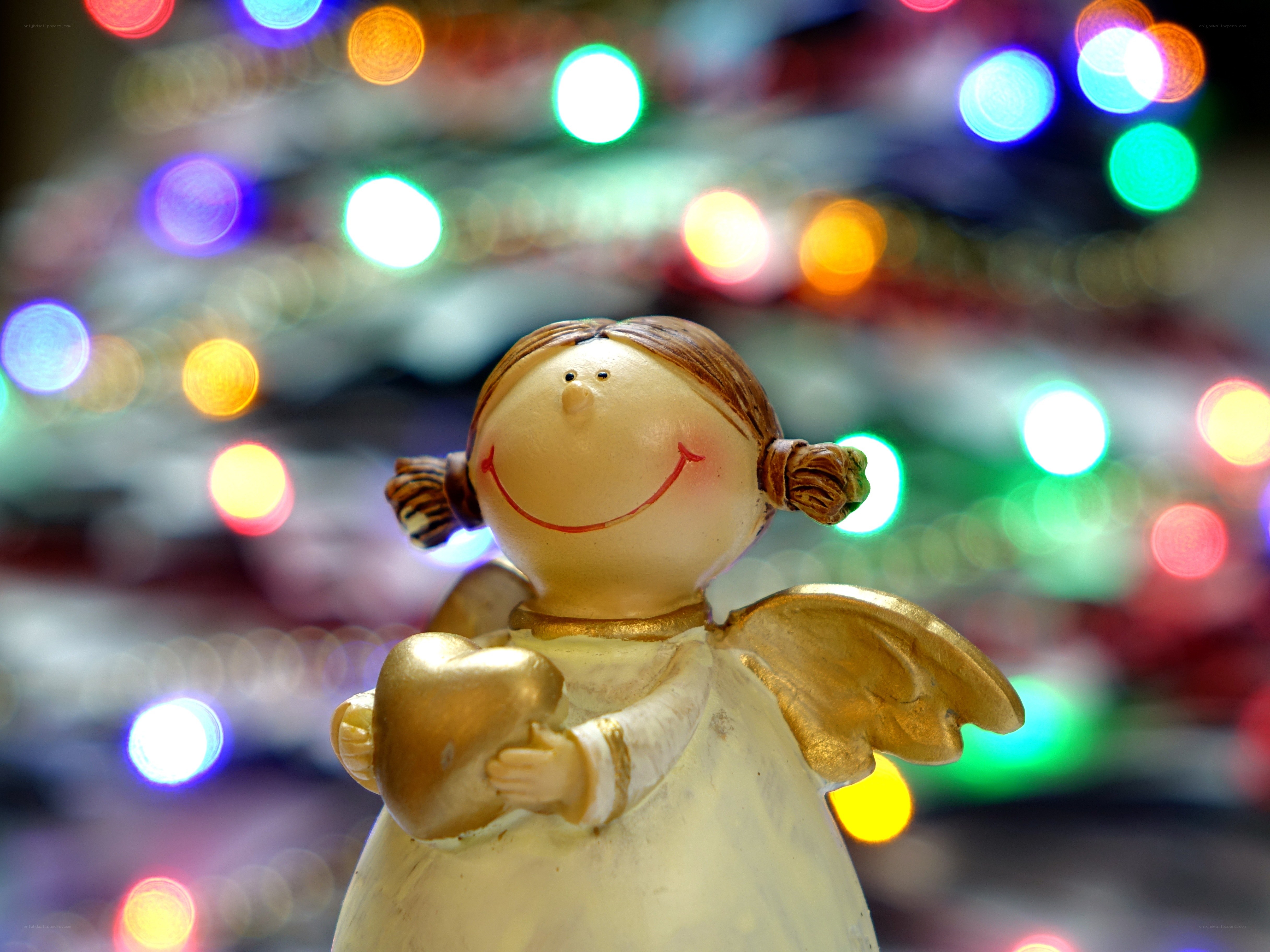 Angel figurine with heart