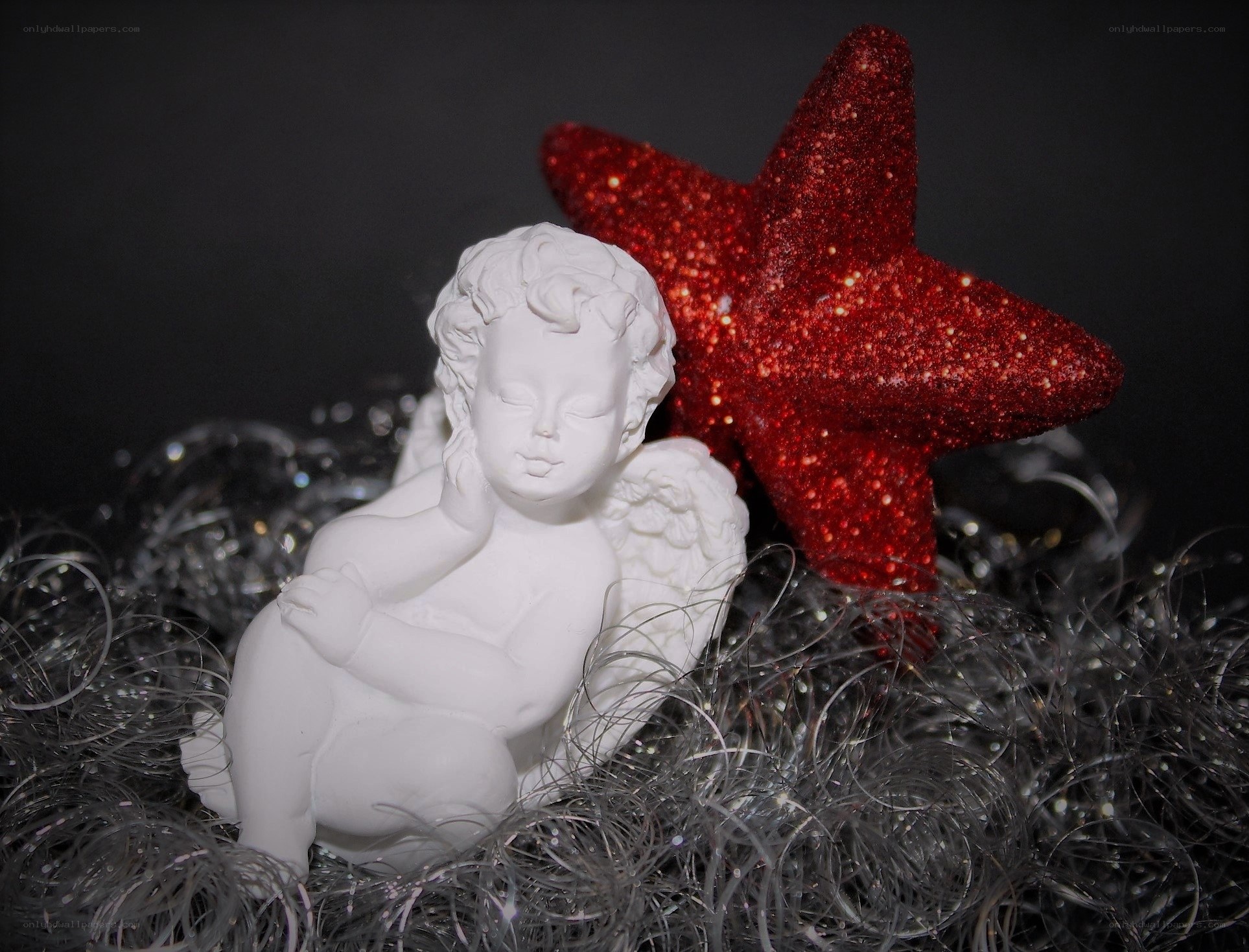 Angel figurine with red star