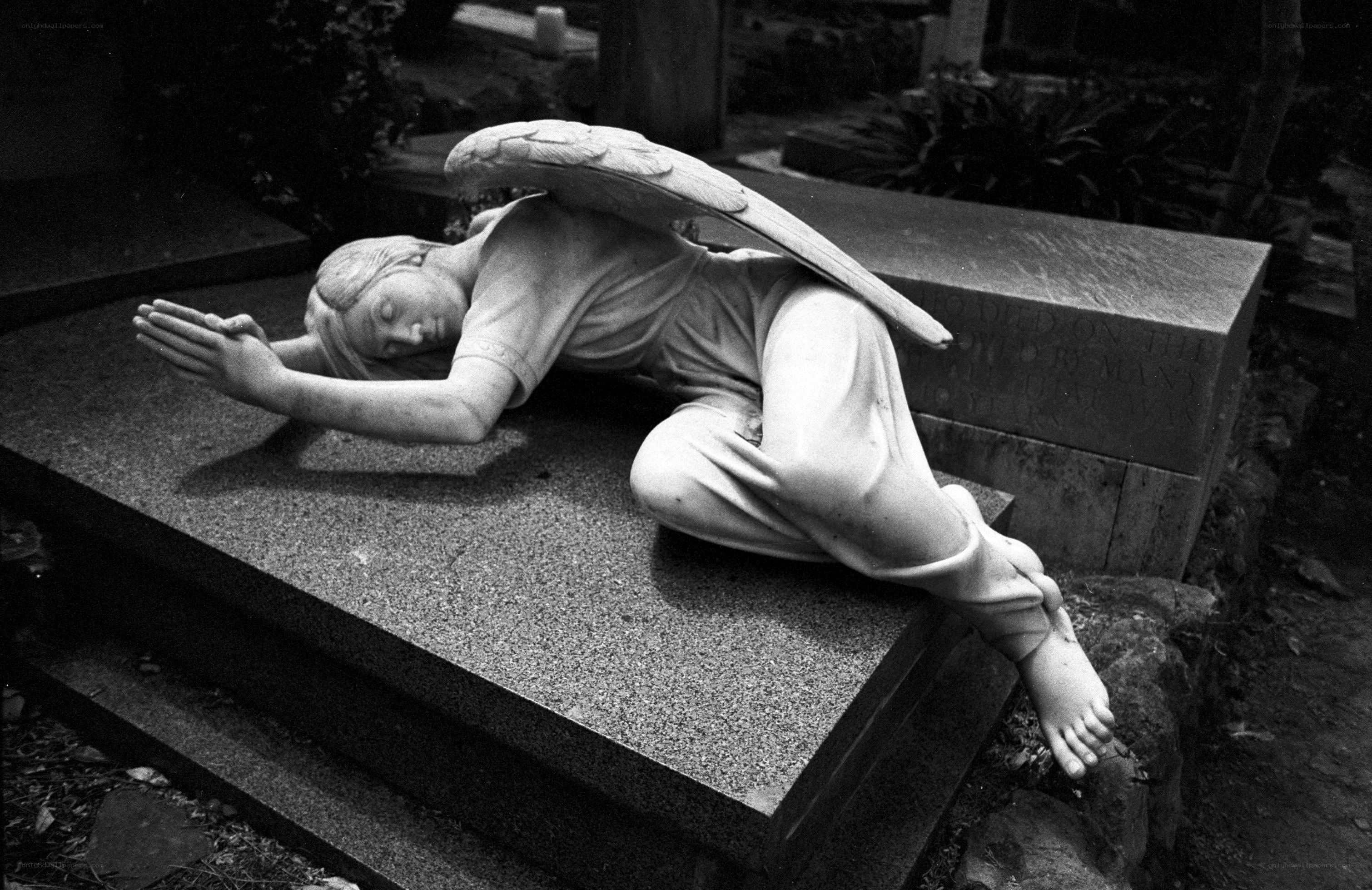 Angel statue on tombstone