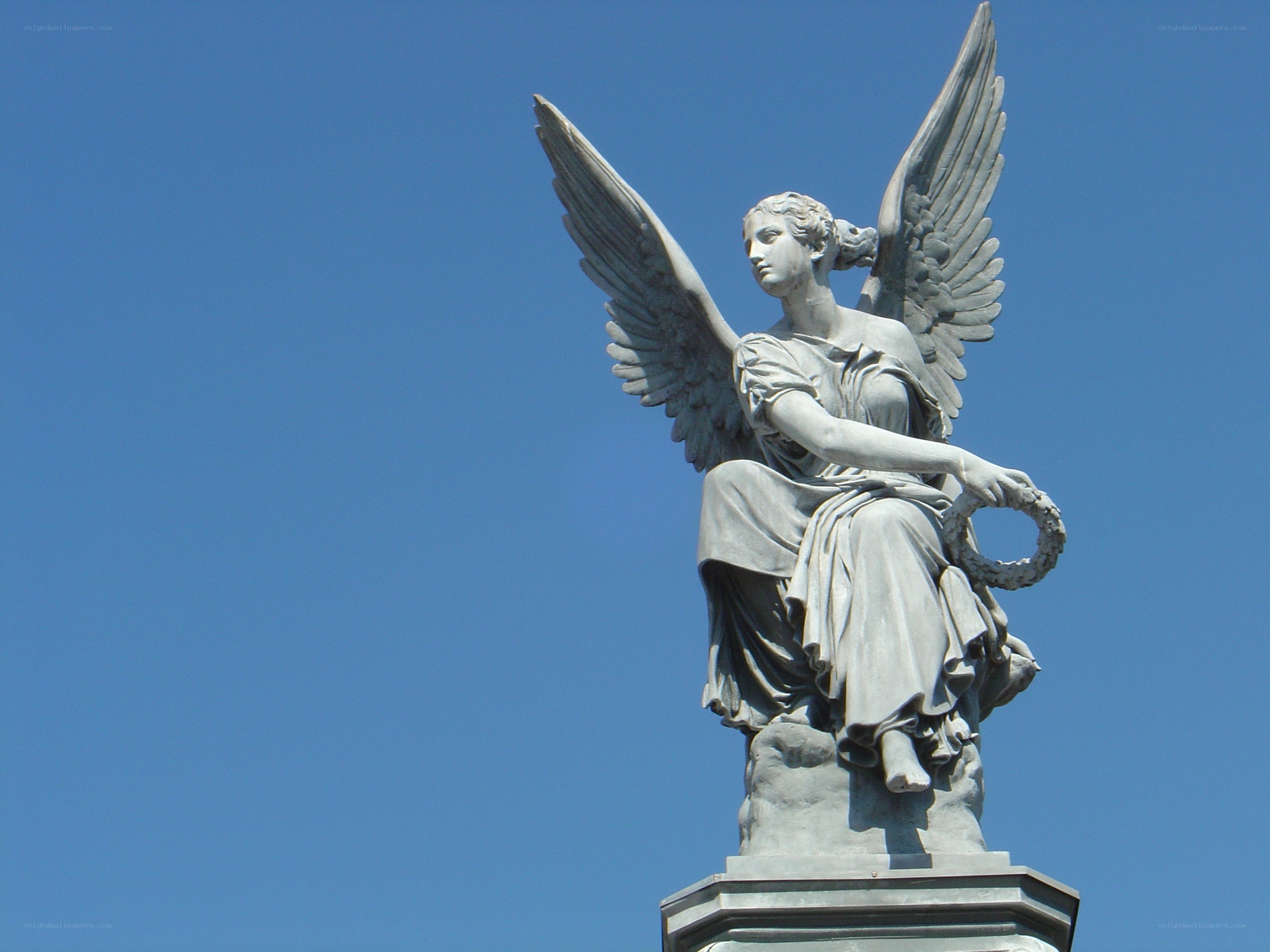 Angel statue with wings