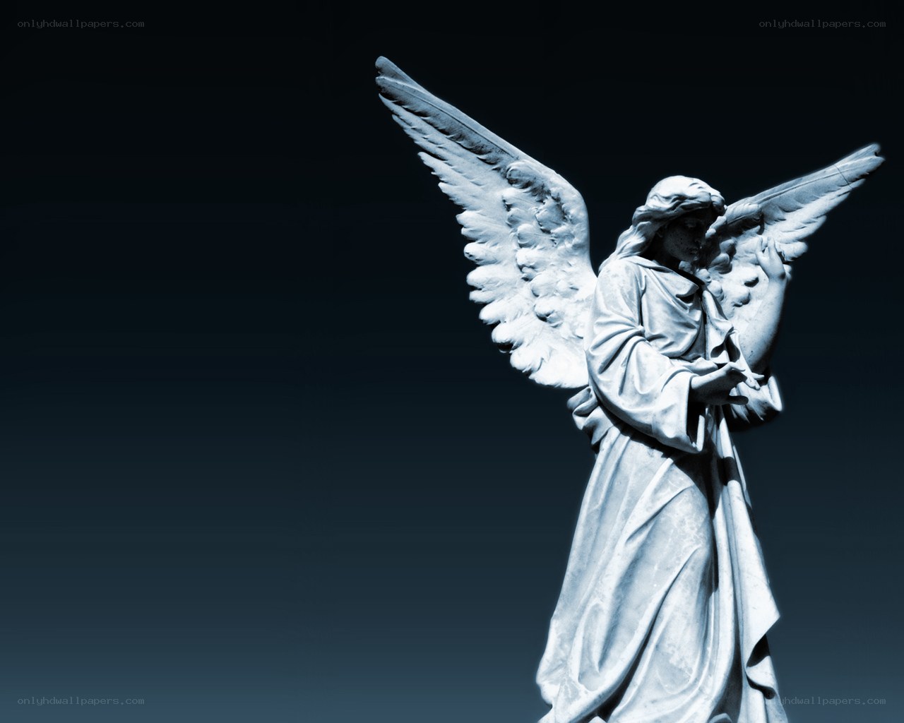 Angel statue with wings