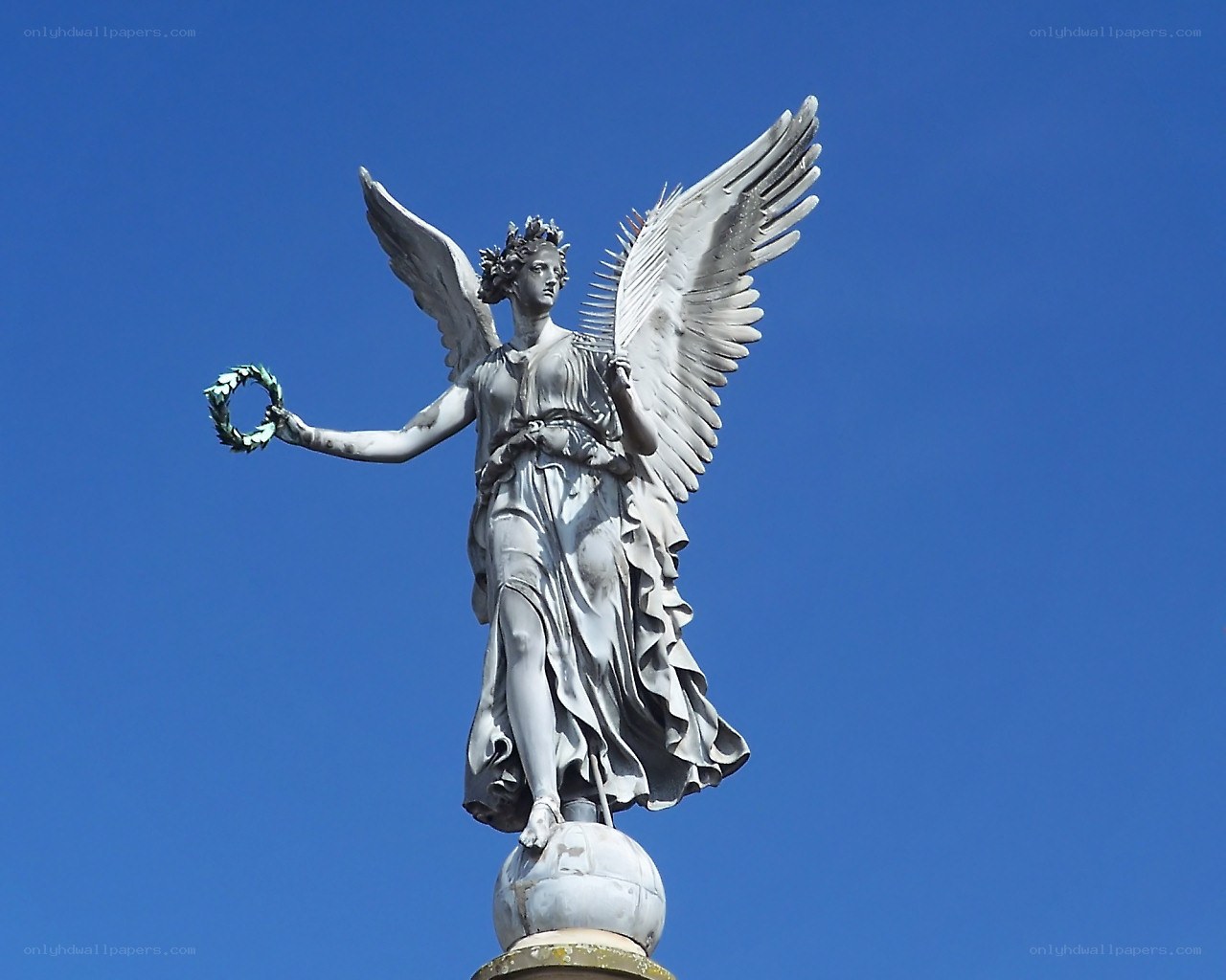 Angel statue with wreath
