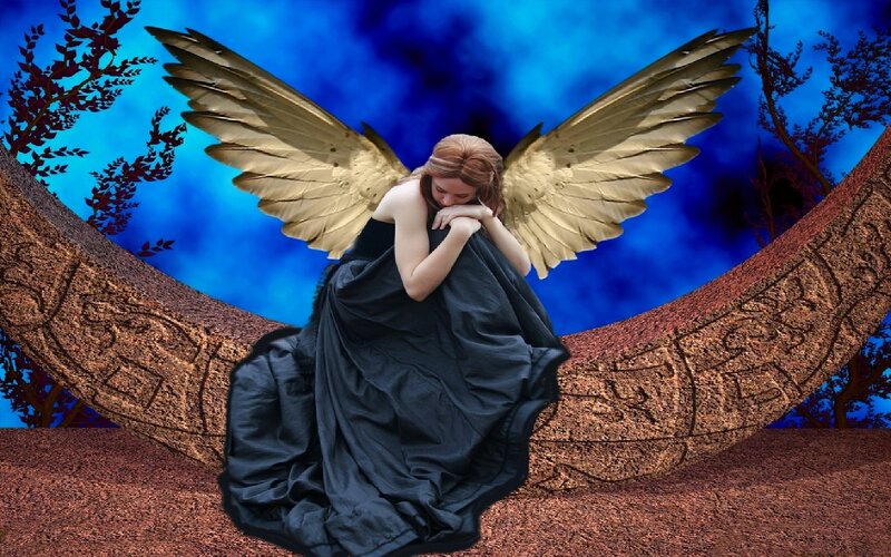 angel with golden wings