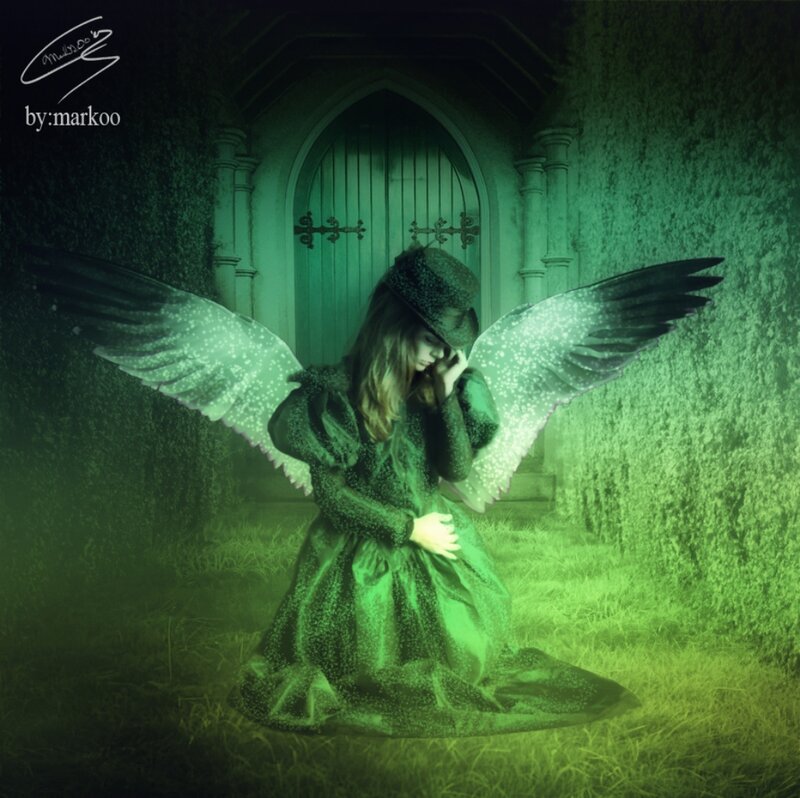 Angel with Wings Kneeling — Green