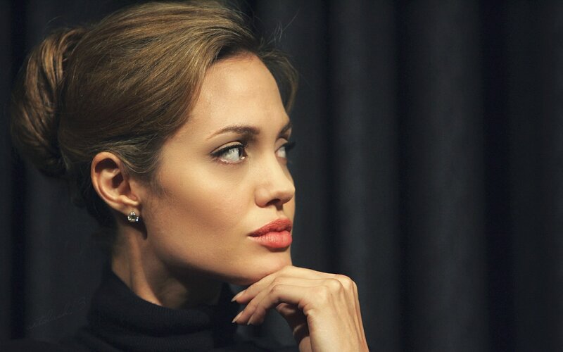 Angelina Jolie in profile