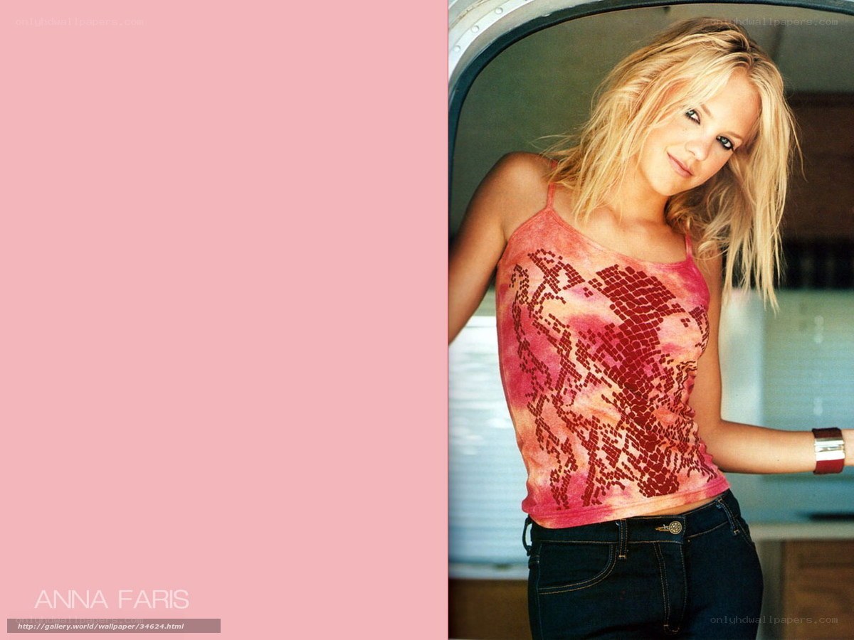 Anna Faris in a pink top