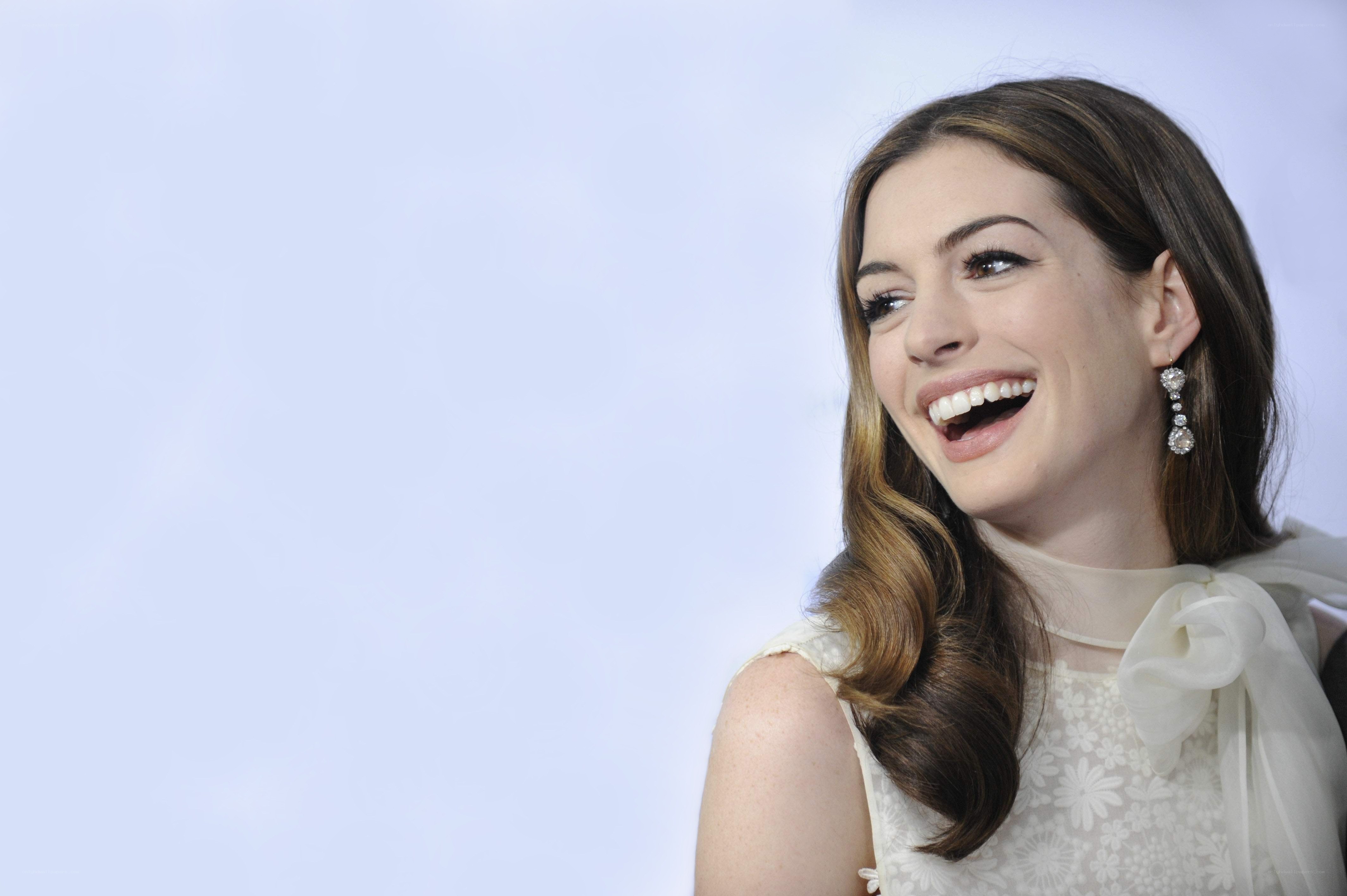 Anne Hathaway smiling at event
