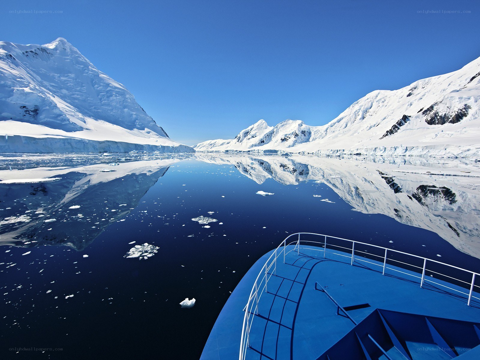 Antarctic cruise with icebergs