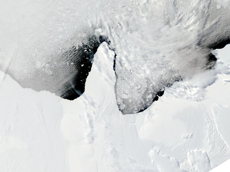 Antarctic ice shelf fracture