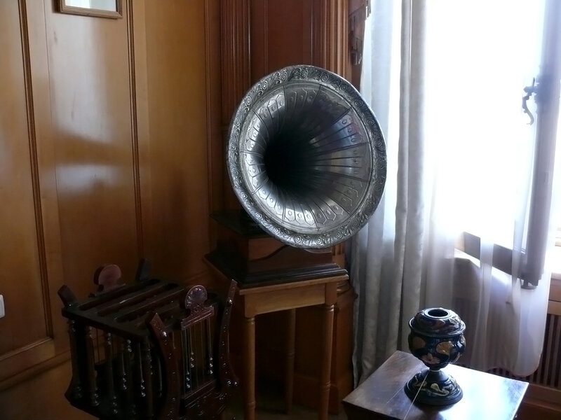 Antique Gramophone — Brown, Calm