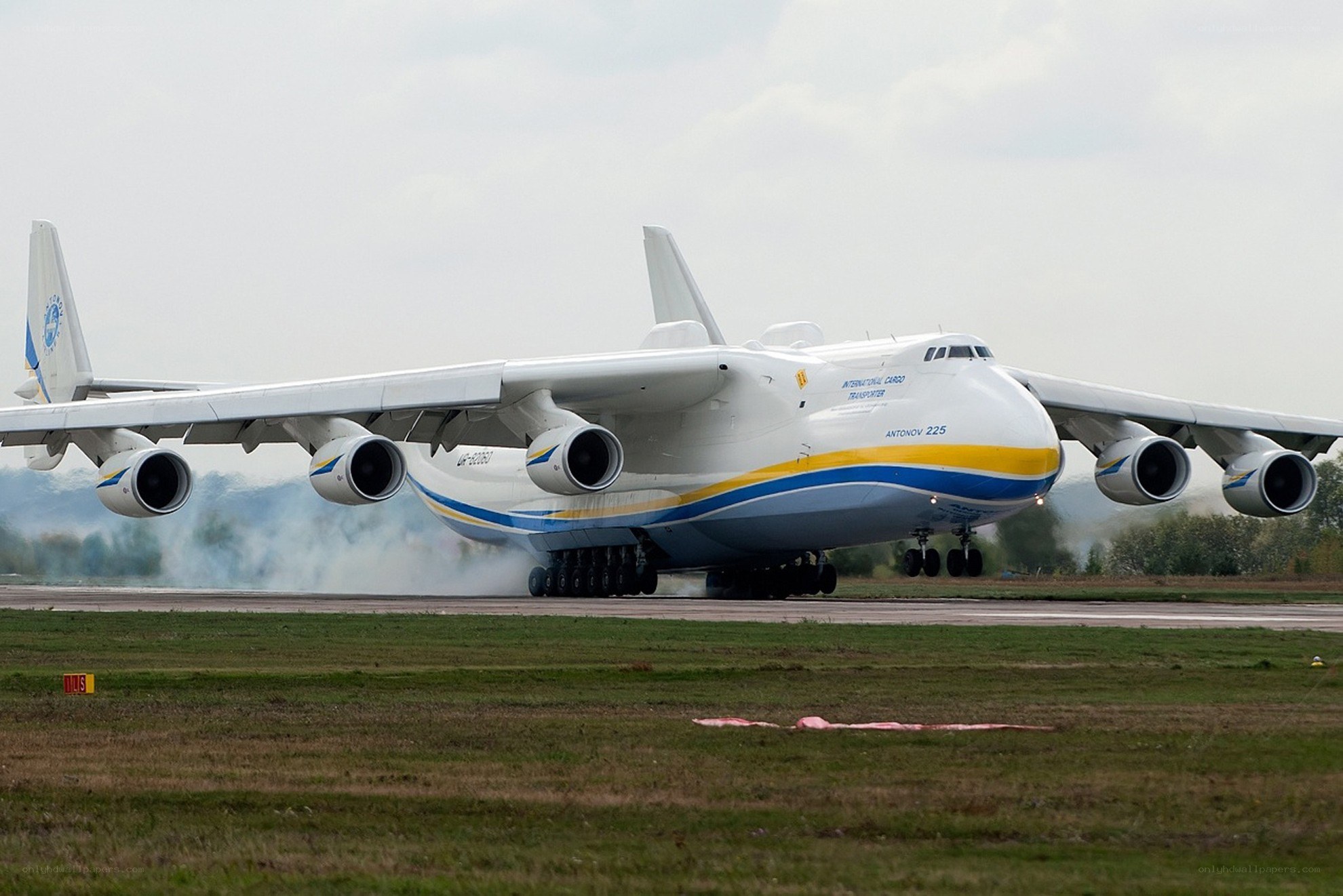 Antonov An-225 landing