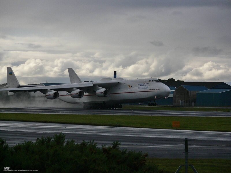 Antonov An-225 on wet runway