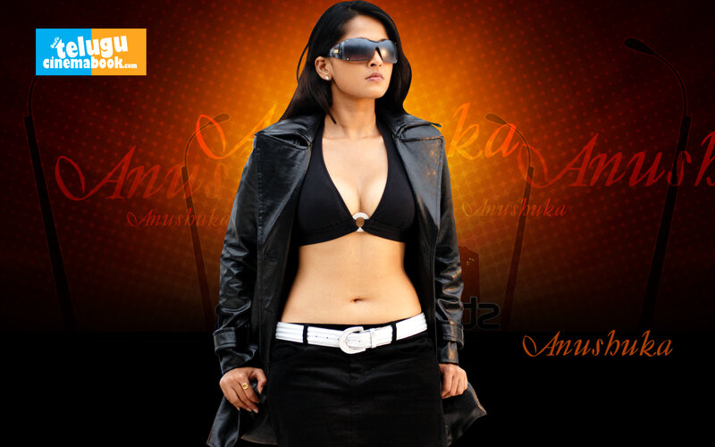 Anushka in black leather jacket