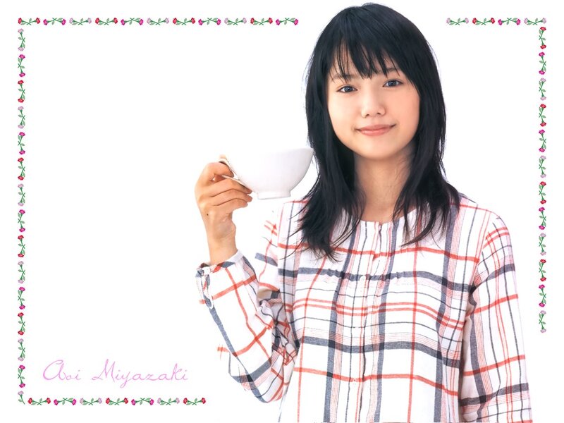 Aoi Miyazaki holding a teacup