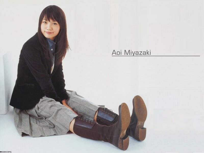 Aoi Miyazaki sitting on floor