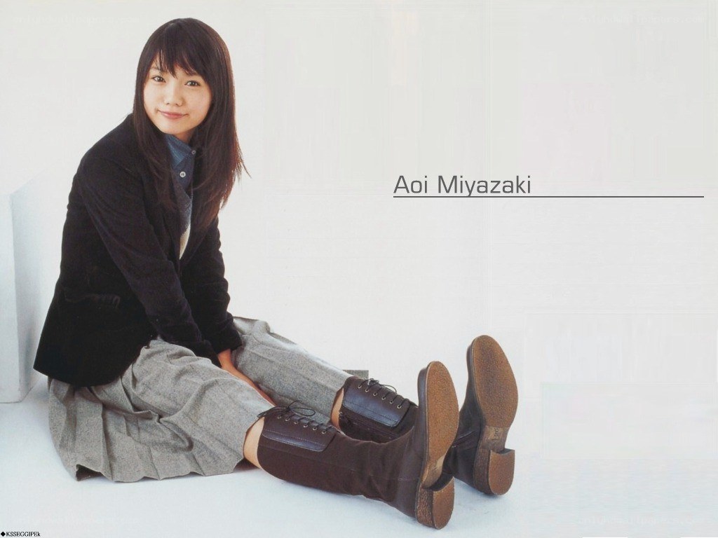 Aoi Miyazaki sitting on floor