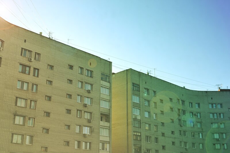 apartment buildings under blue sky