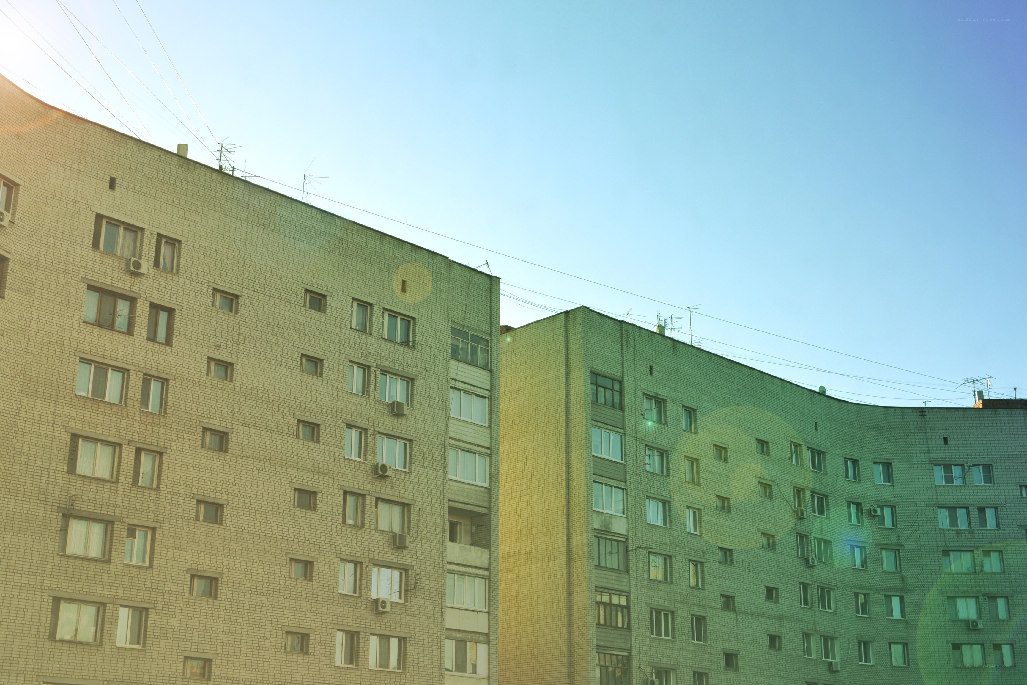 apartment buildings under blue sky