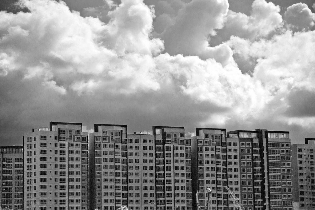 apartment buildings under cloudy sky