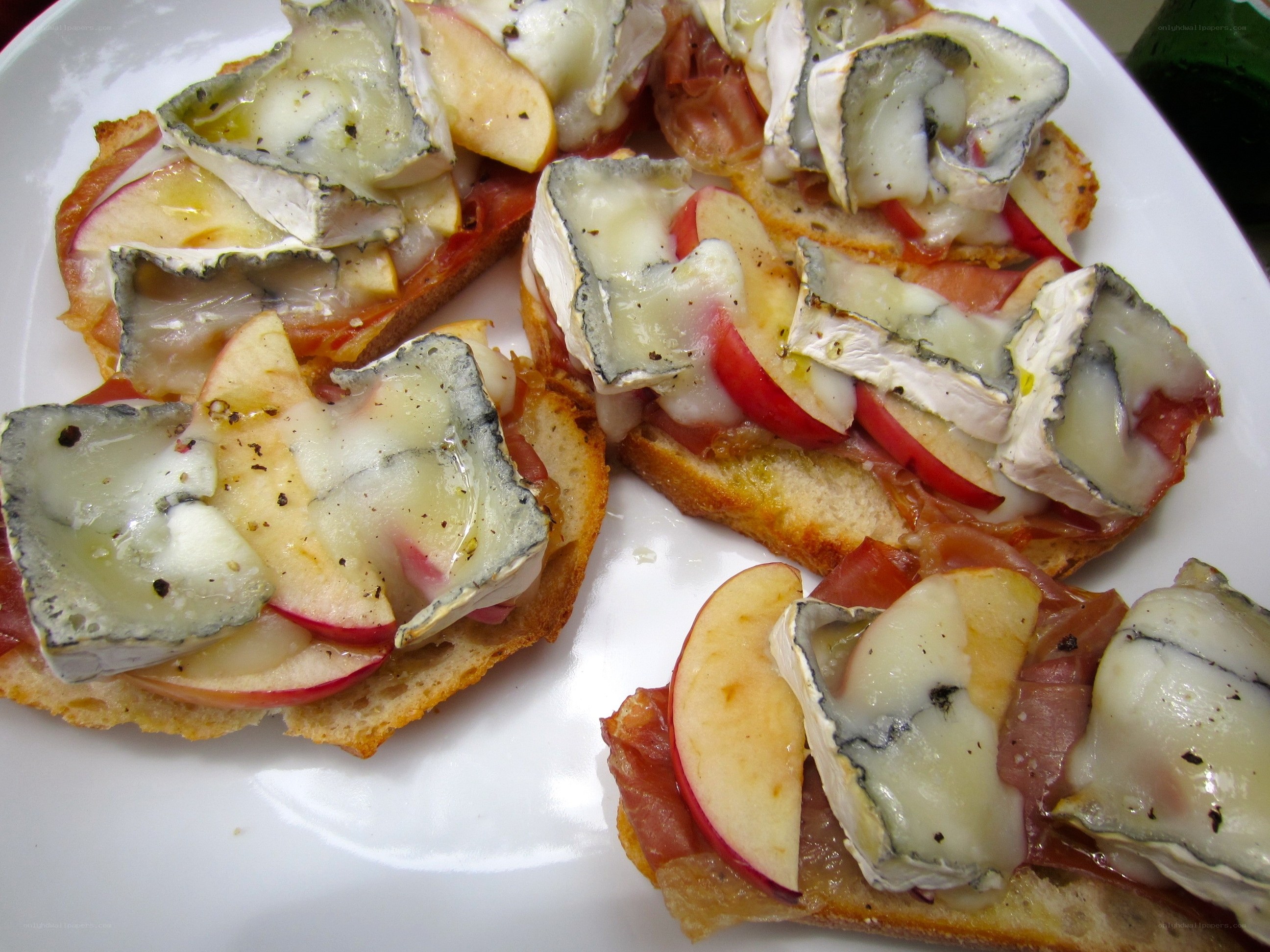 apple and cheese crostini
