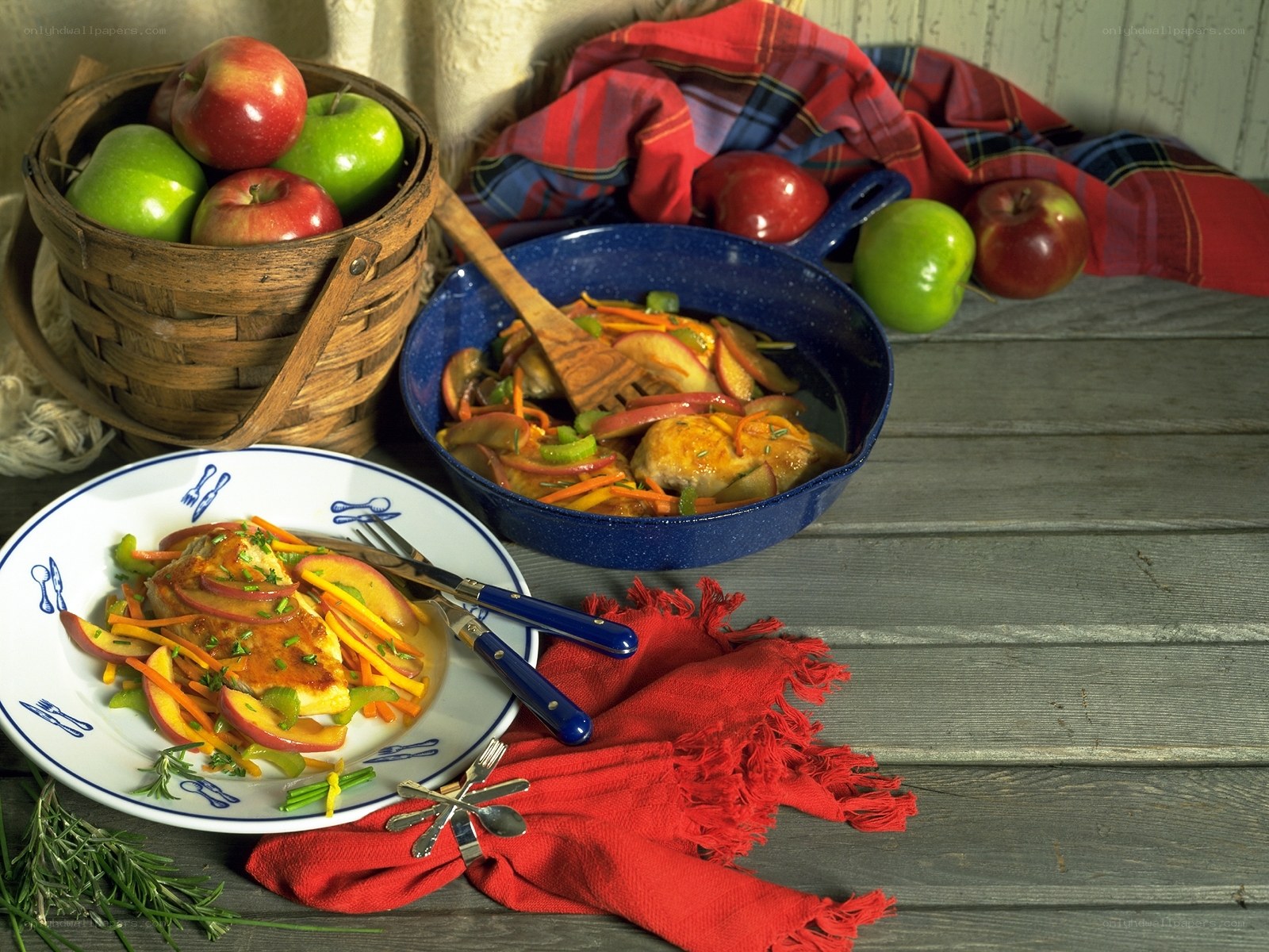 Apple and chicken skillet meal