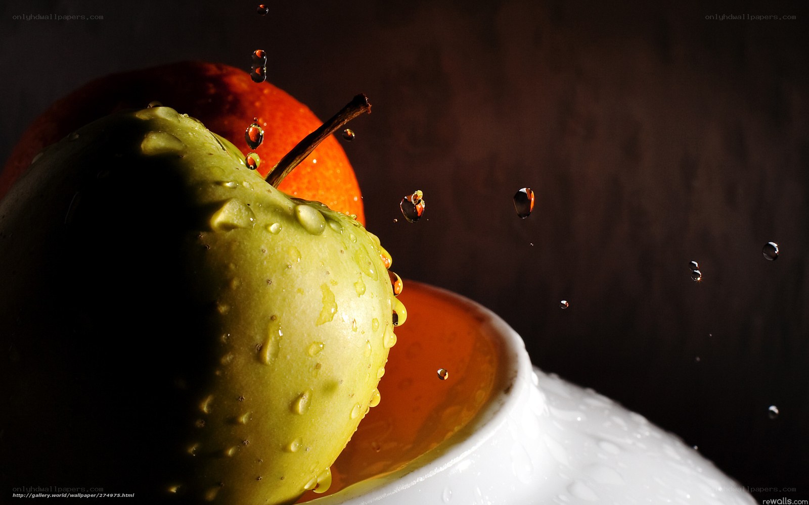 apple and orange with water droplets