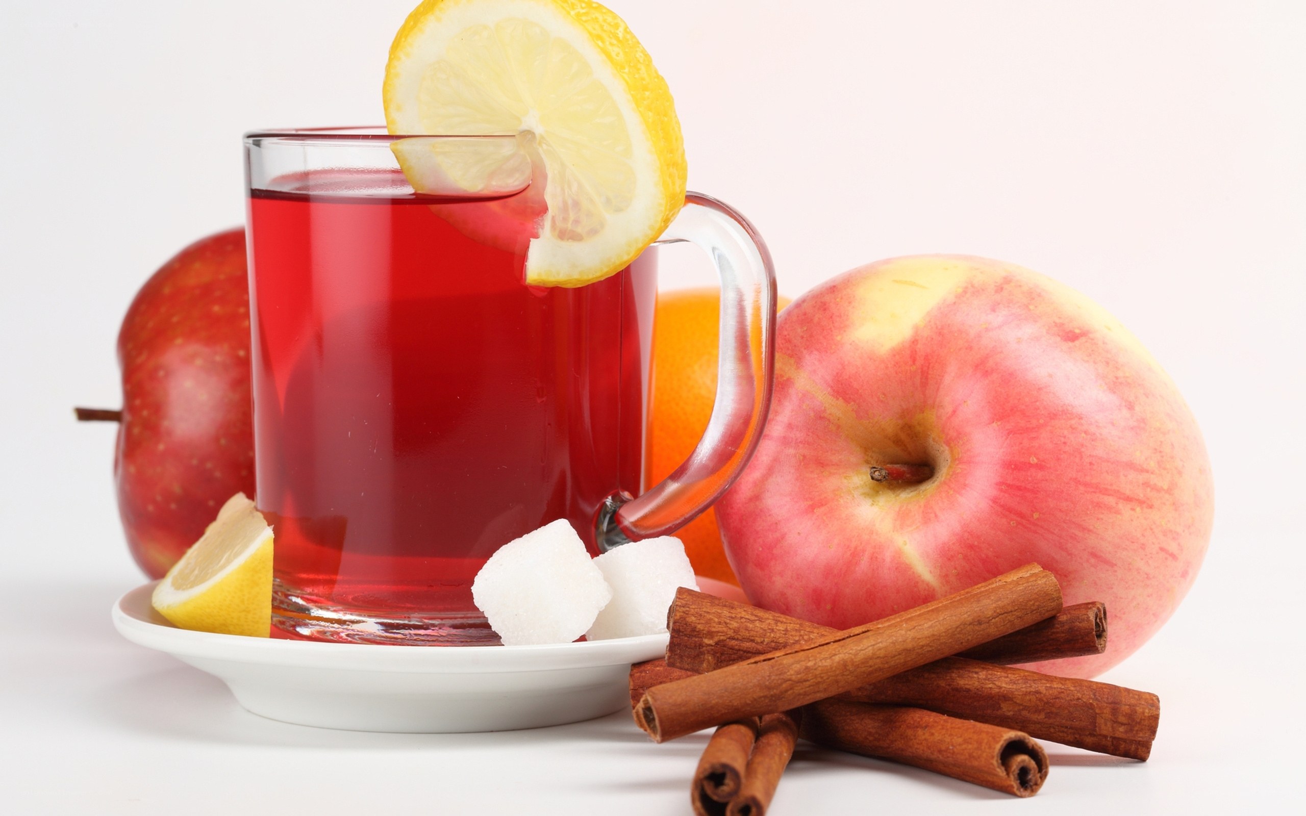 apple cider with lemon and cinnamon
