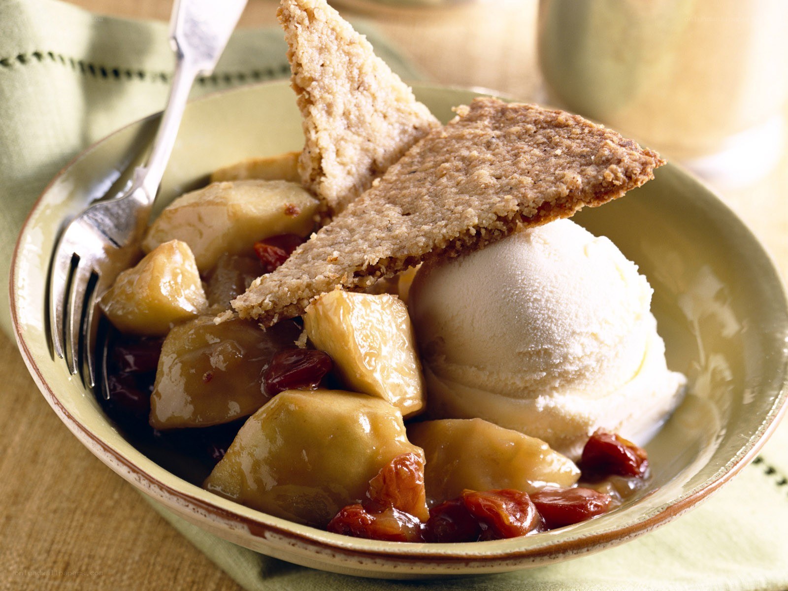 apple crumble with ice cream