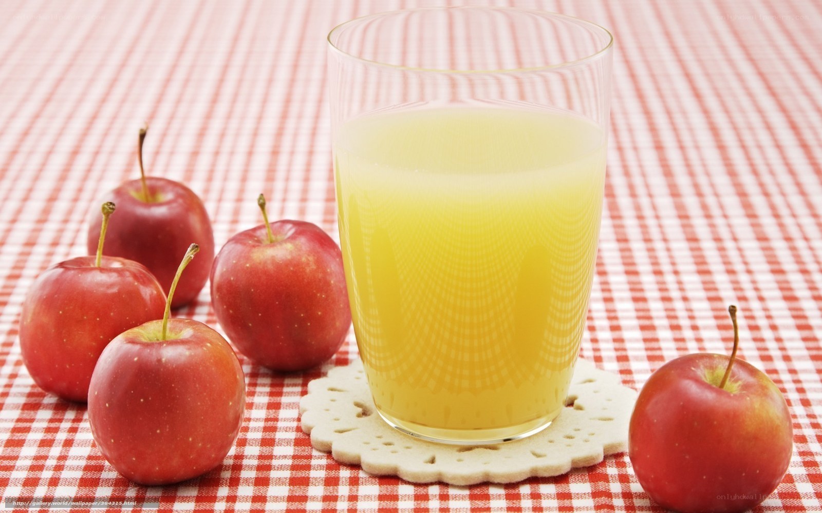 apple juice with fresh apples