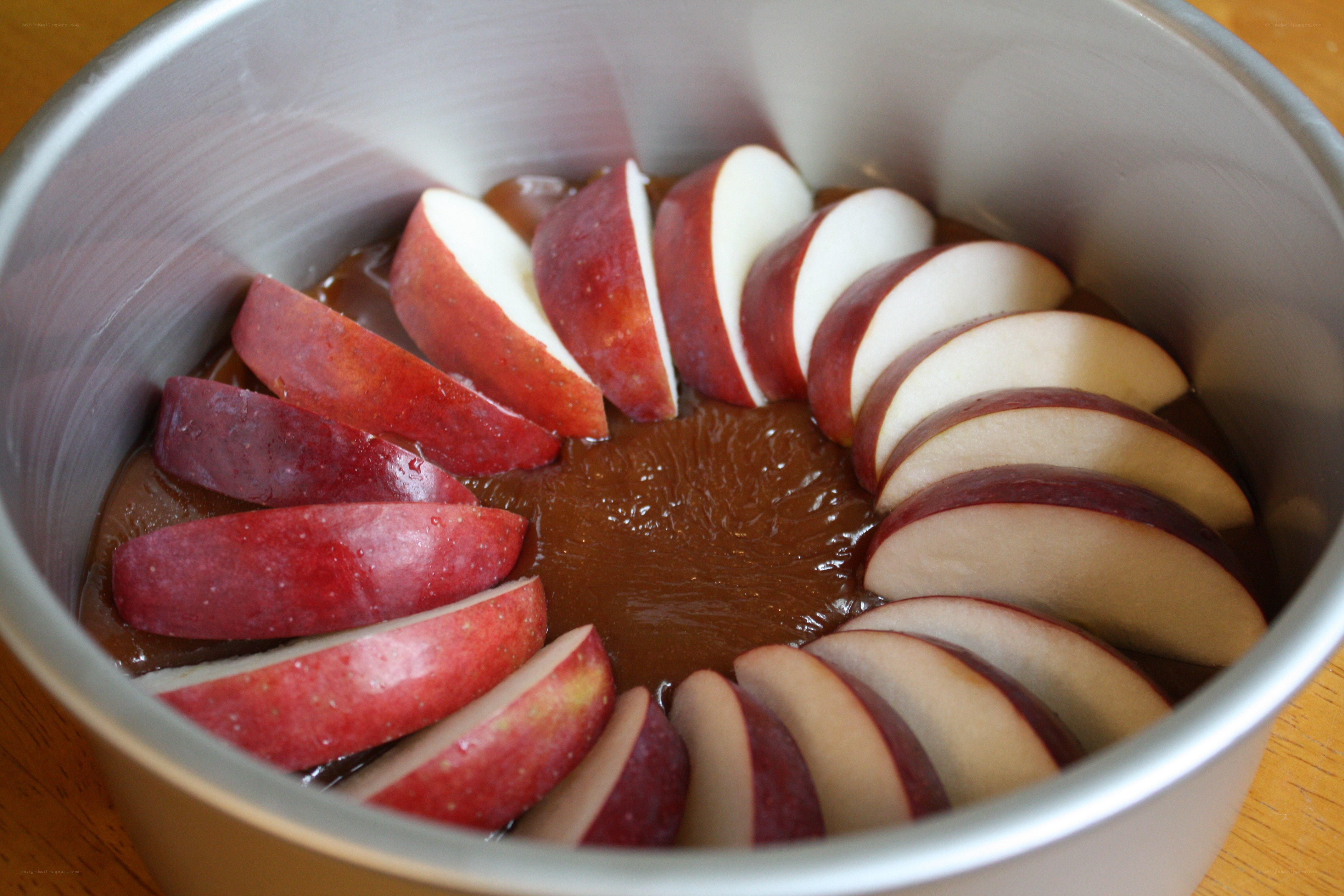 apple slices in cake pan