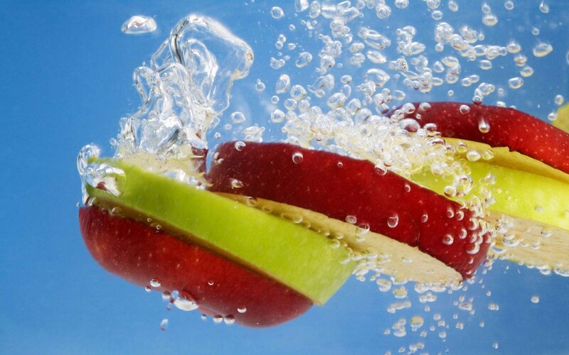 apple slices in water