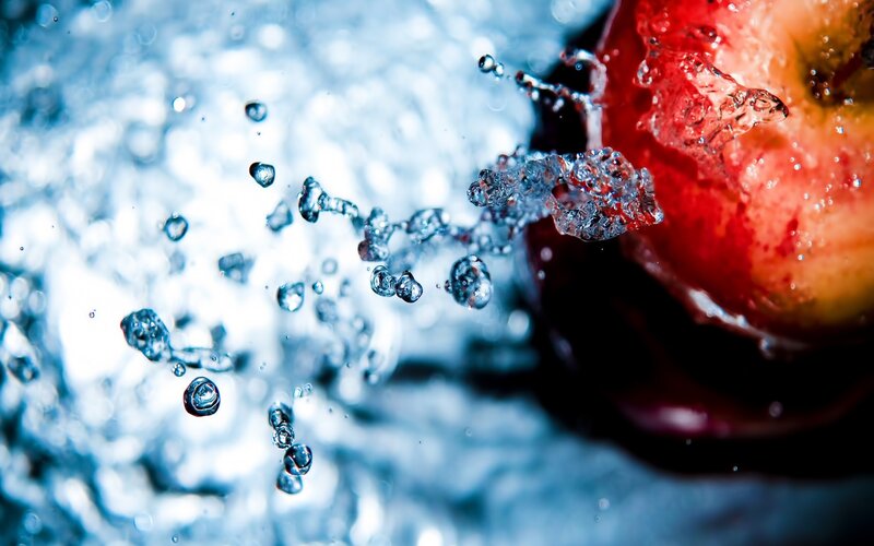 Apple Splashing in Water — Red